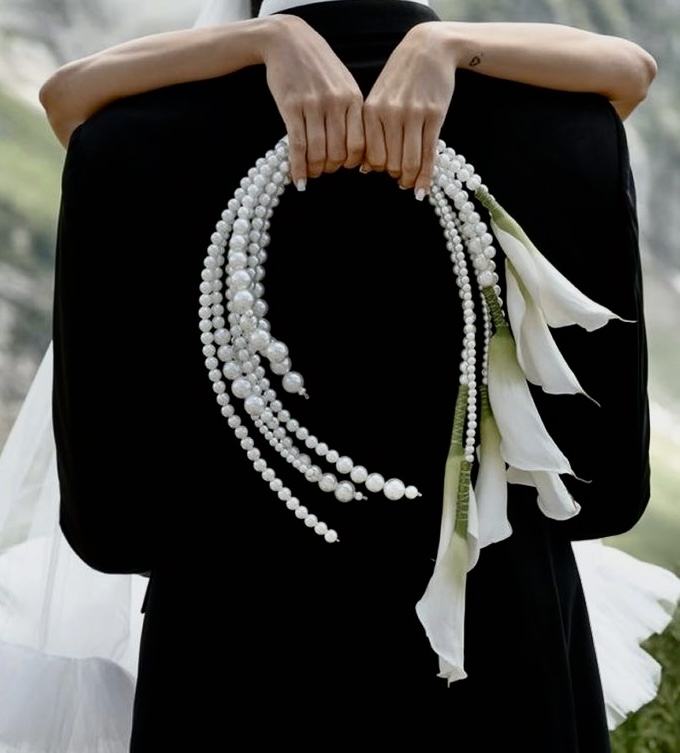 The Calla Moon Necklace